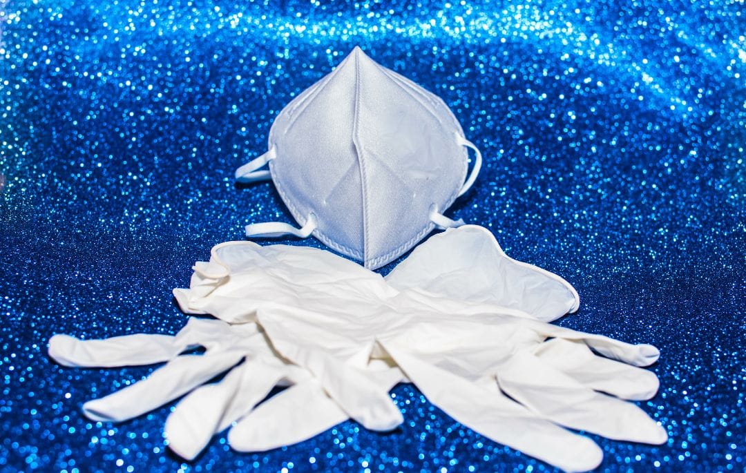 Uso de EPIS. Aparece una mascarillascon unas guantes sobre un fonfo azul