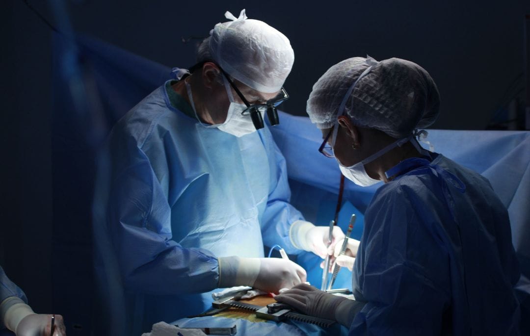 Aparece unos médicos trabajando con artículos de proveedores de material sanitario