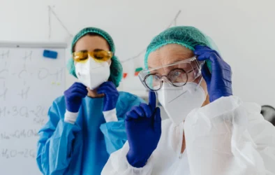 Vestuario desechable: qué es, tipos y por qué usarlo en entornos sanitarios