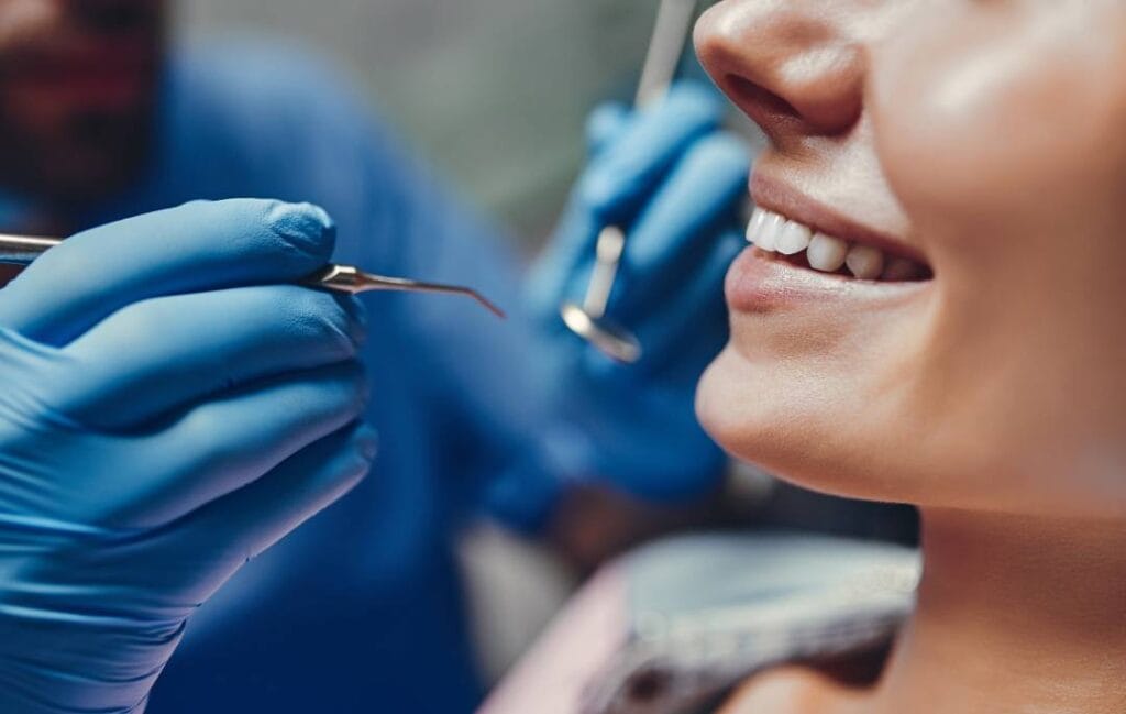 dentista utilizando guantes de nitrilo durante una revisión dental para explicar para qué se usan los guantes de nitrilo